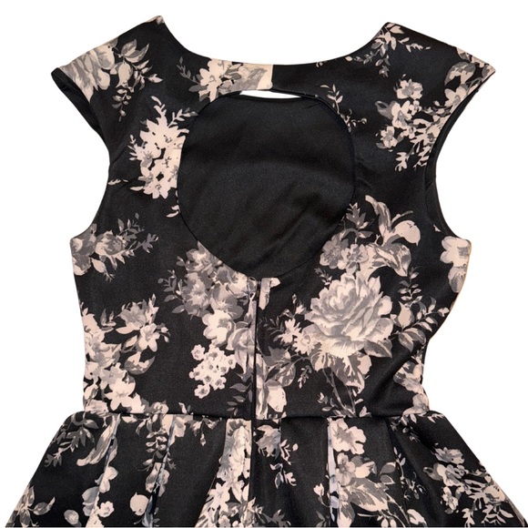 EMERALD SUNDAE |JUNIORS| NWOT | B&W Floral Fit & Flare Mini Dress Size M - Picture 3 of 5